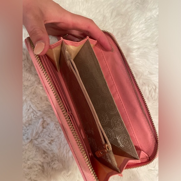 Michael Kors wallet - Picture 3 of 3